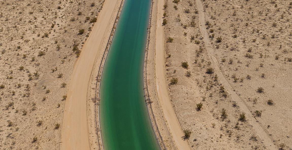 Aerial view of 的 科罗拉多河 Aqueduct on a sunny day in 的 desert
